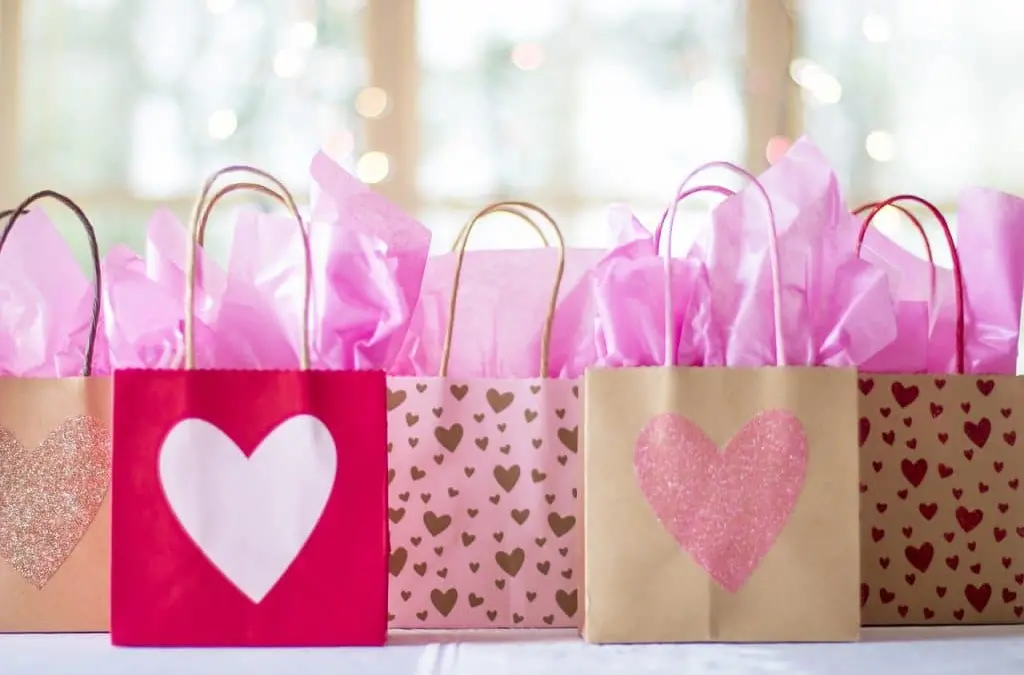 gift bags 2067663 1280 1024x678